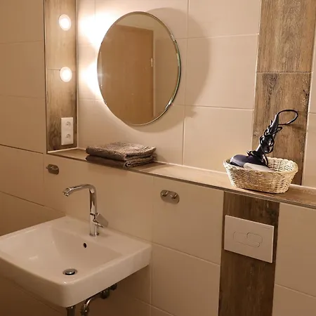 M4 Alexandra Apartment *